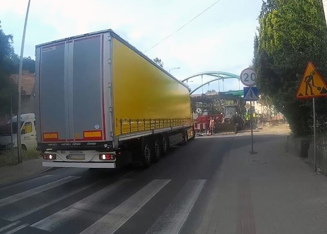 Zablokowanie przez kierowcę ciężarówki drogi wprowadziło mały chaos.