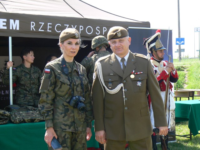 Marta Korzynek i zastępca dowódcy 101 Batalionu major Stanisław Kata przy stoisku promocyjnym.
