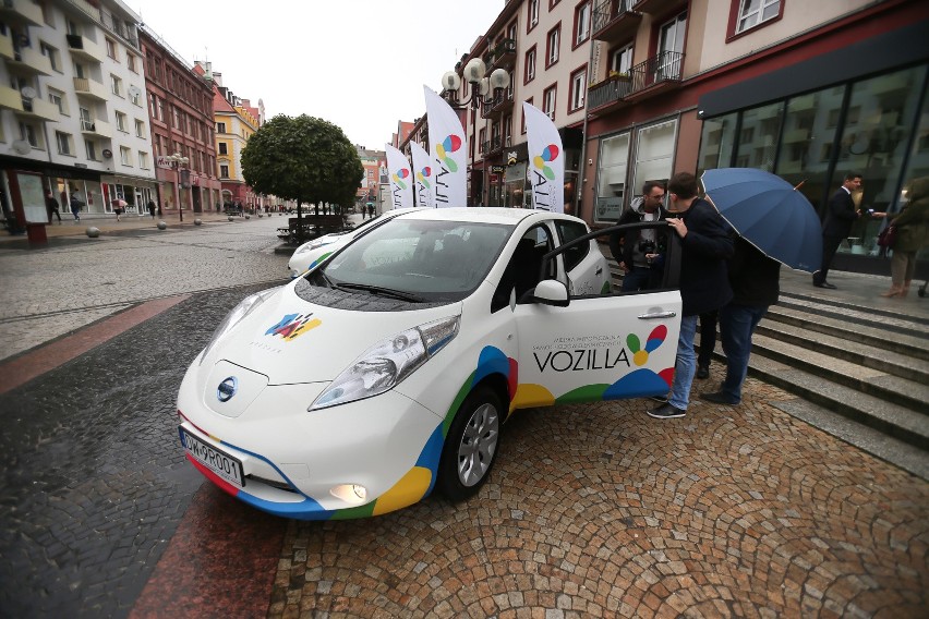 Zdjęcia poglądowe. Elektryczne nissany leaf w ramach car...