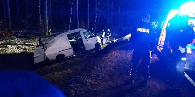 Bus wypadł z drogi i dachował. Zginęła jedna osoba.