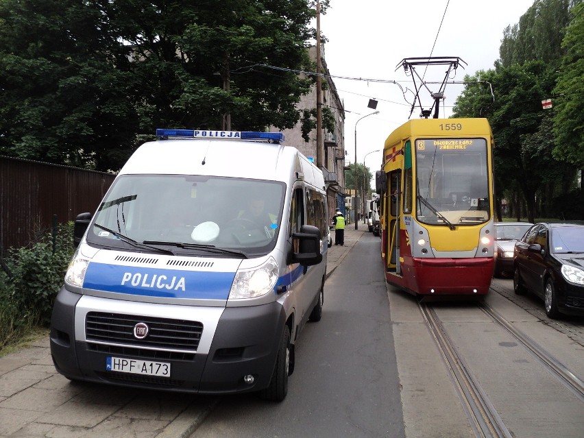 Wypadek na Przybyszewskiego - tramwaj wjechał w tył osobówki [aktual.]