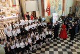 Rzekuń: koncert artystów operowych i chóru ze szkoły, pamięci Jana Pawła II