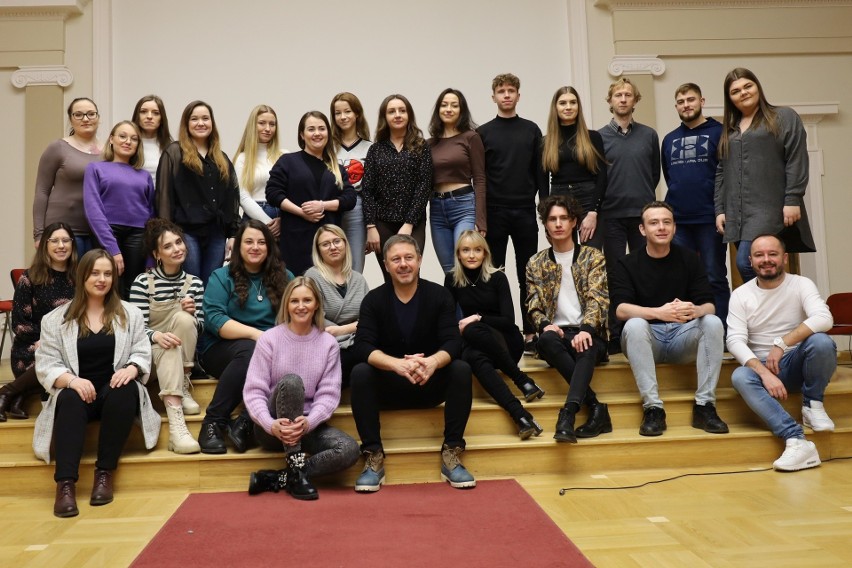 Andrzej Piaseczny ze studentami podczas zajęć na...