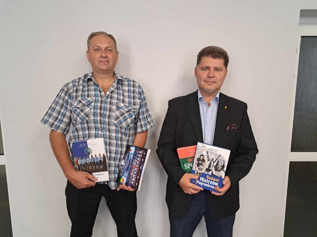 Janusz Stefanko i Radosław Roszkowski (kolejno od lewej) prezentują swoje najnowsze książki.