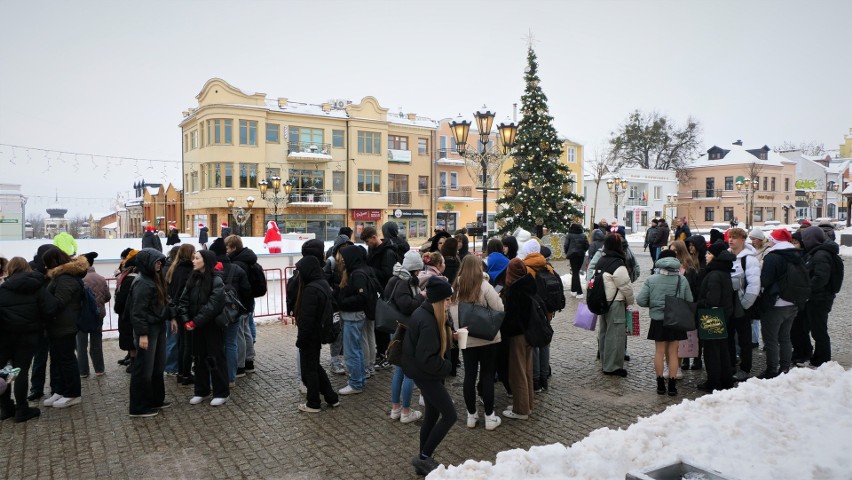 W Chełmie otwarte zostało bezpłatne lodowisko na placu Łuczkowskiego. Zobacz zdjęcia