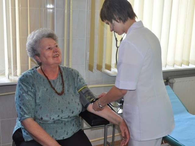 Podczas &#8222;białej niedzieli&#8221; w Stąporkowie można było uzyskać nie tylko poradę, ale wykonać kompleksowe, specjalistyczne badania. Na zdjęciu Agnieszka Rurarczyk z pielęgniarką Agnieszką Górecką.