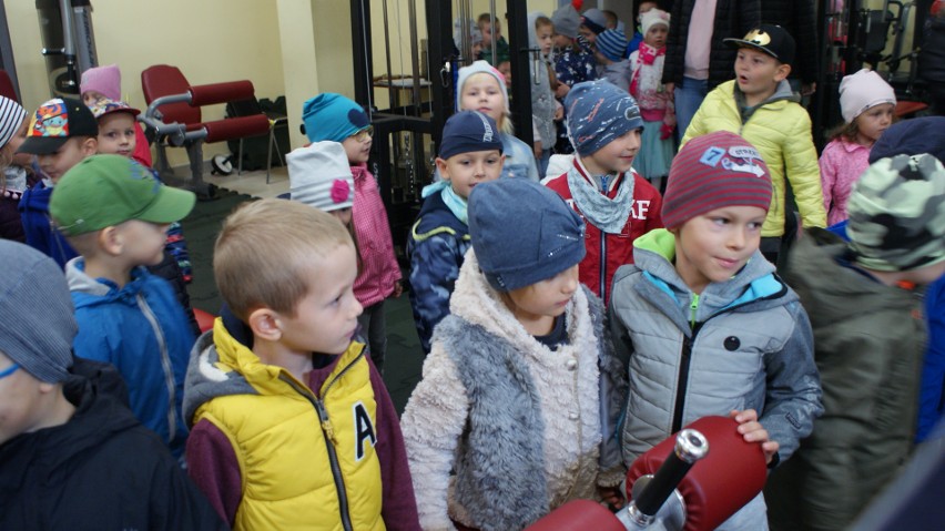 Ostrołęka. Dzieci z Przedszkola Miejskiego nr 9 odwiedziły Komendę Miejską Policji