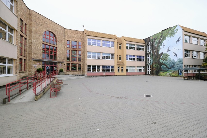 Na ścianie Szkoły Podstawowej nr 50 w Poznaniu powstał...