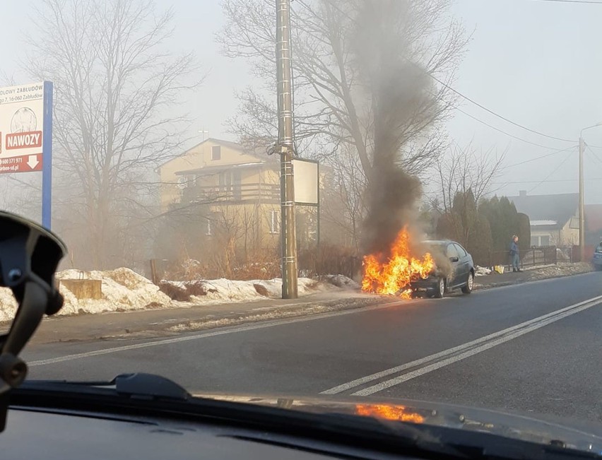 Zwierki. Pożar samochodu na drodze. Spłonęło BMW