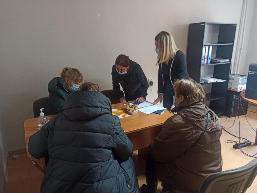Obywatele Ukrainy już rejestrują się w ostrowieckich urzędach. Pomaga powiat (ZDJĘCIA)