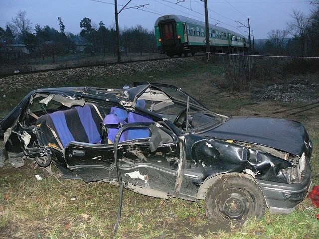 Szlabany na przejeździe w Skarżysku nie były opuszczone, kiedy kierowca tego samochodu wjechał na tory. Zginął na miejscu.