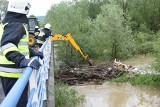 Most w Burzynie na Białej zagrożony przez potężny zator [ZDJĘCIA Z AKCJI]