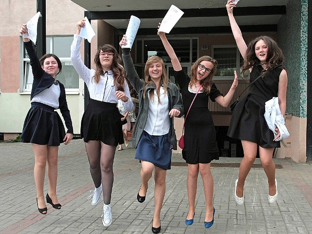 Świadectwa odebrały: Małgorzata Wilińska, Agnieszka Zalewska, Wiktoria Matusiak, Julia Wolniak i Weronika Drozdy.