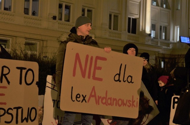 Protest w Rzeszowie. Przeciwnicy nowej ustawy nazywają ją „lex Ardanowski”, od nazwiska ministra rolnictwa Jana Krzysztofa Ardanowskiego.
