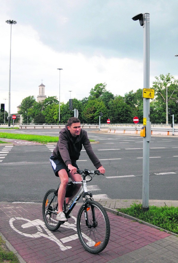 Działa już pierwsza w Łodzi kamera, która "wykrywa" cyklistów zbliżających się do skrzyżowania ścieżki rowerowej i ulicy.