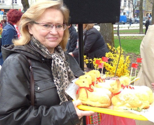 Buszczanka Anna Gradzik kupiła na sobotnim kiermaszu... całą baterię baranków z ciasta na wielkanocną święconkę.