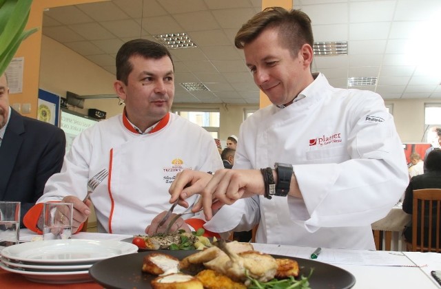 Jury konkursu kulinarnego miało twardy orzech do zgryzienia. Każda potrawa była smakowita i ładnie wyglądała. Jurorzy oceniali ich smak i sposób podania. Pierwszy z lewej Mirosław Ciołak, dyrektor gastronomii w kieleckim hotelu Tęczowy Młyn, obok Karol Okrasa.