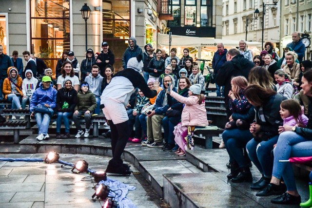 W amfiteatrze przy ulicy Mostowej w Bydgoszczy publiczność zabawiał już Pan Panda - jeden z bohaterów widowiska „Szafa Show”, które zainaugurowało tegoroczną edycję „Z Innej Bajki”. Najbliższy spektakl „Satyriada” już 9 czerwca o godz. 18, wstęp wolny