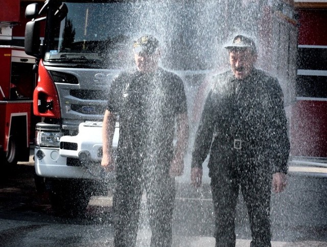 "Ice Bucket Challenge" w wykonaniu Jana Przeczewskiego oraz Leszka Głowackiego.