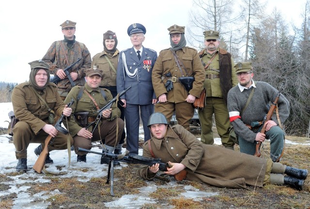 Archiwalne zdjęcie ze spotkania grupy rekonstrukcyjnej z kpt Antonim Tomiczkiem byłym pilotem, który w grudniu 1944 roku dokonał zrzutu dla lokalnych partyzantów