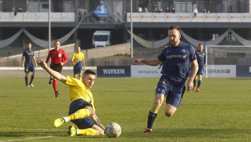 Stal Rzeszów pokonuje u siebie Avię Świdnik 3:1.