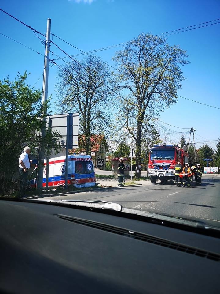 Kraków. Kierowca karetki nie zaciągnął hamulca ręcznego, samochód uderzył w ścianę budynku