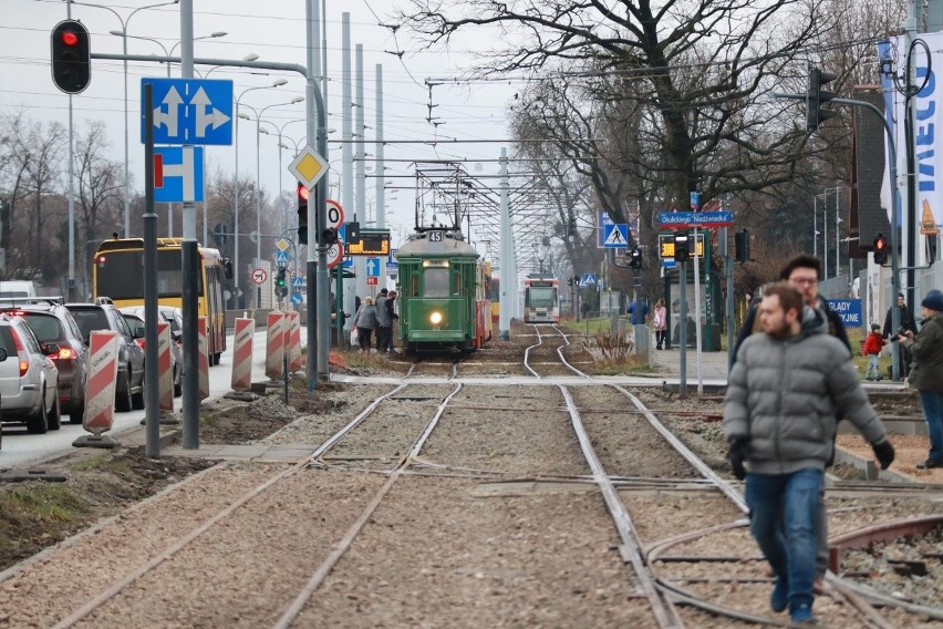 Parada starych, zabytkowych tramwajów z przedwojennym...