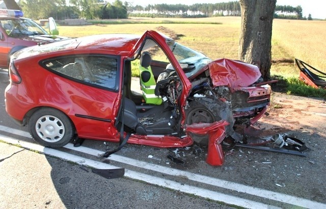 Zniszczona mazda po zderzeniu z drzewem.