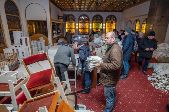 Krzesła, stoliki z radiem, ręczniki, łóżeczko dziecięce i nie tylko można kupić na wyprzedaży w Hotelu Brda. Towar ma duże wzięcie. Atrakcyjne ceny kuszą nie tylko mieszkańców, ale też ludzi z branży hotelarskiej z całej Polski.