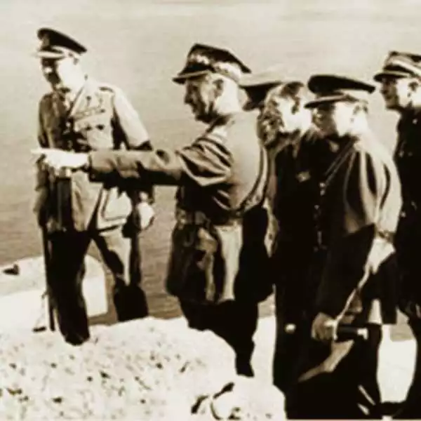 Jedno z ostatnich zdjęć gen. Sikorskiego, zwiedzającego umocnienia wojskowe na Gibraltarze.