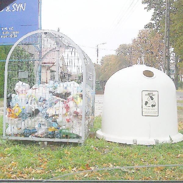 Kontenery opróżniane są z segregowanych odpadów w miarę potrzeb.