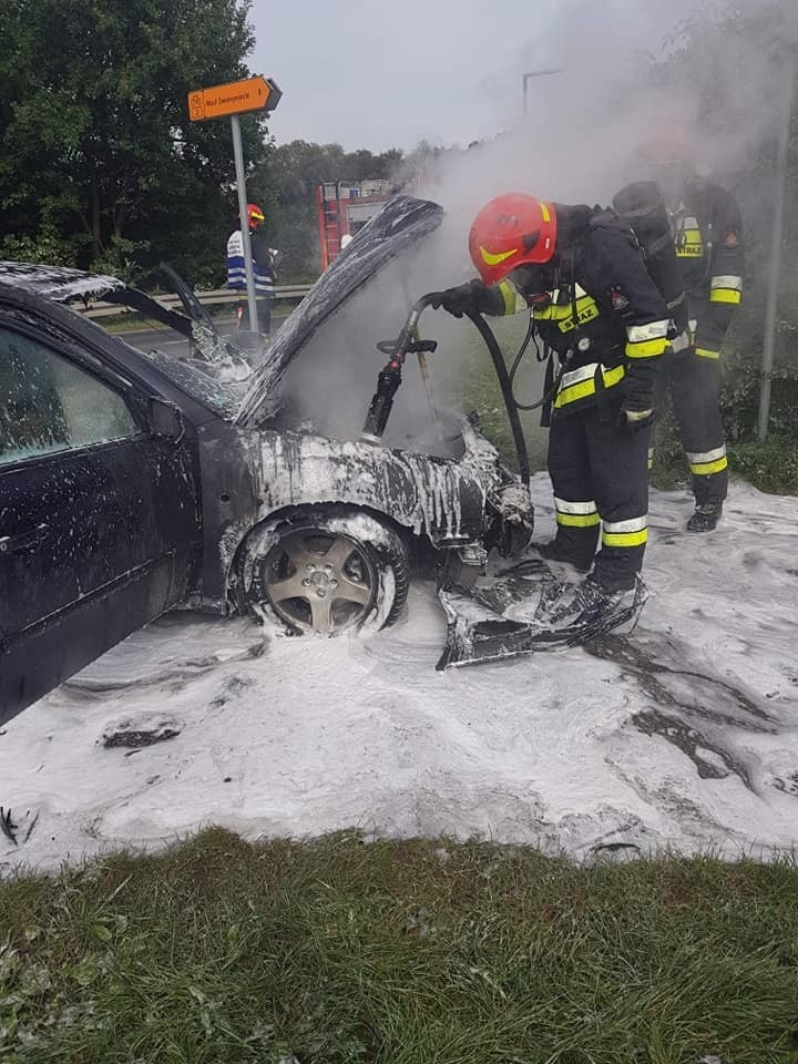 Kraków. Groźny pożar samochodu osobowego [ZDJĘCIA]