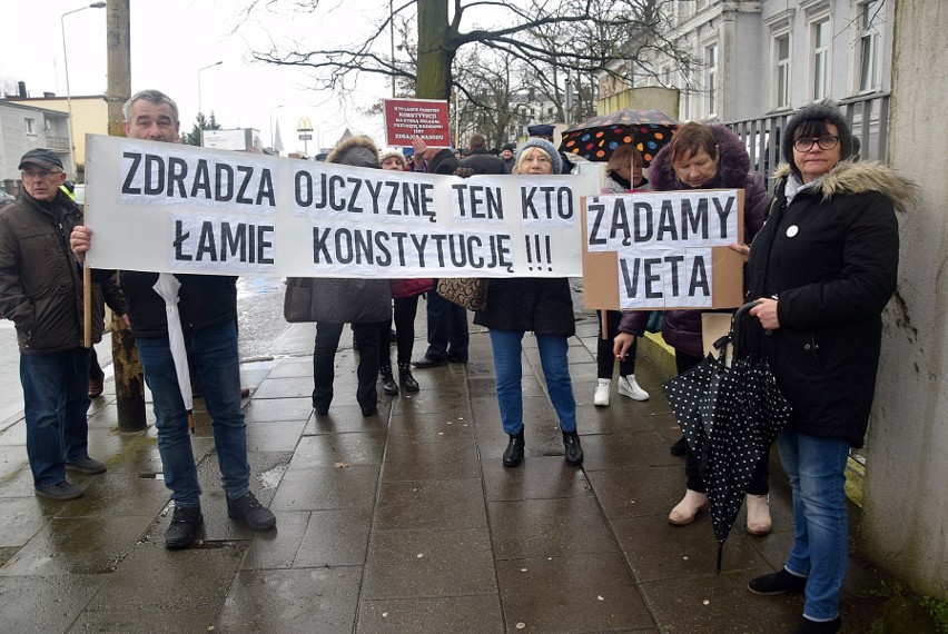 Pod Domem Kultury Kolejarza w Stargardzie na prezydenta Andrzeja Dudę czekali jego zwolennicy i przeciwnicy ZDJĘCIA