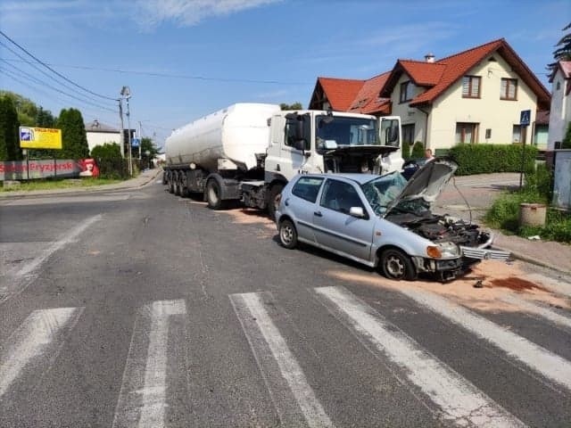 Wypadek samochodu osobowego z cysterną w Trzebini. Ciężko ranna kierująca osobówką