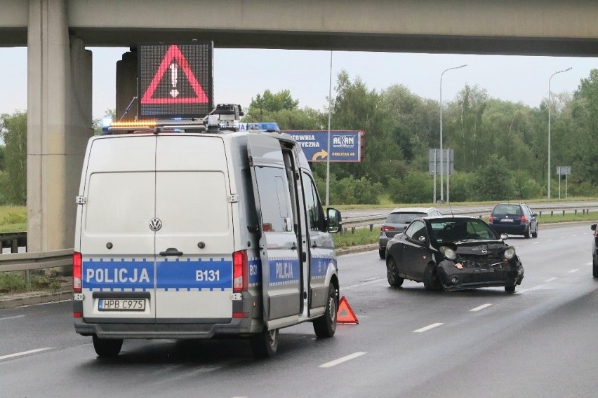 Wypadek na al. Sobieskiego we Wrocławiu. Samochód roztrzaskał się o bariery energochłonne [ZDJĘCIA]