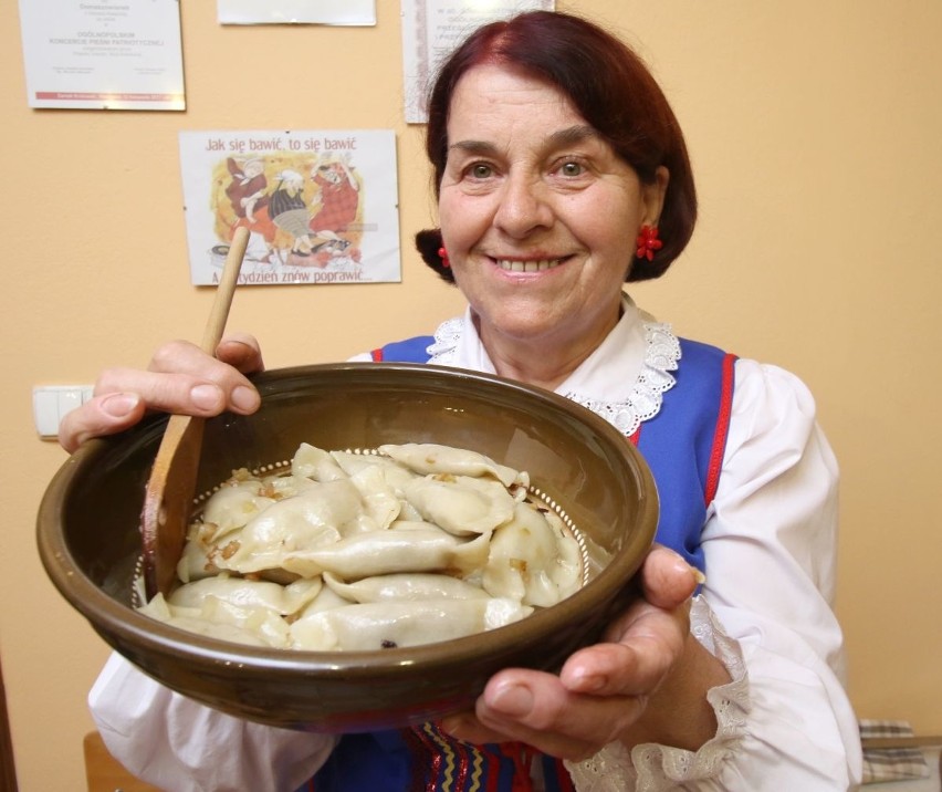 Anna  Salwierak i jej smaczne pierogi - z mięsem i kapustą...
