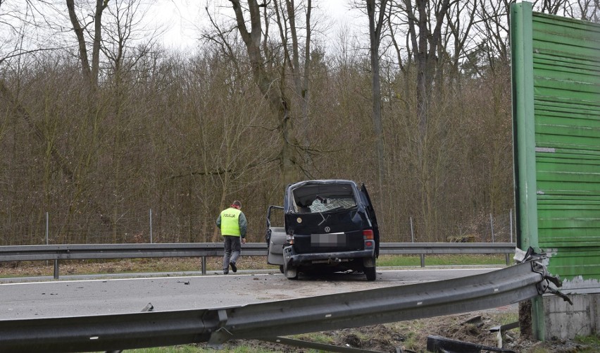 Poważny wypadek między Stargardem a Szczecinem. Bus wjechał w bariery. Są ranni 