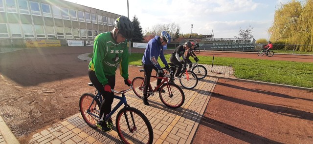 Speedrowerzyści ZKS-u Zielona Góra wreszcie doczekali się pierwszych w tym roku treningów na własnym torze. Jak informuje zielonogórski klub: „Na pierwszych zajęciach pierwsze kółka najpierw kręcili zawodnicy pierwszej drużyny, następnie dziewczęta, a po nich nasz speedrowerowy narybek, czyli żaki. Zajęcia odbywały się w reżimie sanitarnym. Na razie był to tylko rozruch, sprawdzenie nowego sprzętu, zapoznanie się z nawierzchnią toru. Poznaliśmy też kadrę szkoleniową ZKS-u. Jak przekazuje szef klubu Krzysztof Zakrzewski już wkrótce zaczniemy speedrowerową karuzelę 2021. Terminarz jest bardzo napięty. Najbliższe zawody 2 maja we Wrocławiu z udziałem Kadry Narodowej Kobiet, w składzie z zielonogórzankami Agatą Kaczmarek, Ewą Cegłowską i Weroniką Kostrzewą. Naszym paniom życzymy udanego występu”.Obejrzyjcie zdjęcia z pierwszego treningu ZKS-u Zielona Góra >>>>POLECAMY: Dziewczyny z Bis Taxi Falubaz Girls w nowych strojach. Tak się prezentowały na meczu FalubazuZOBACZ TEŻ: Piękne dziewczyny z grupy SEC Girls towarzyszą żużlowcomPOLECAMY: Ta drużyna w 1981 roku zdobyła pierwsze złoto dla Falubazu Zielona GóraWIDEO: Morawski Zielona Góra w 1991 r. zdobył mistrzostwo Polski