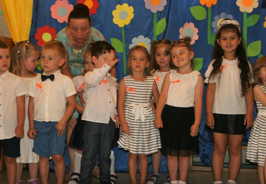 Pasowanie na przedszkolaka w MP3 w Ostrowi Mazowieckiej. Trzylatki złożyły uroczyste ślubowanie 23.06.2021. Zdjęcia
