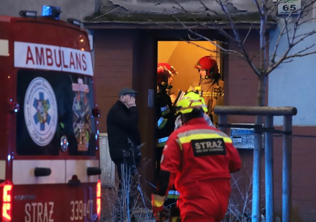 Z kamienicy przy ul. Hubskiej 65 we Wrocławiu ewakuowano mieszkańców. Na miejscu są strażacy, pogotowie ratunkowe, policja i pogotowie gazowe