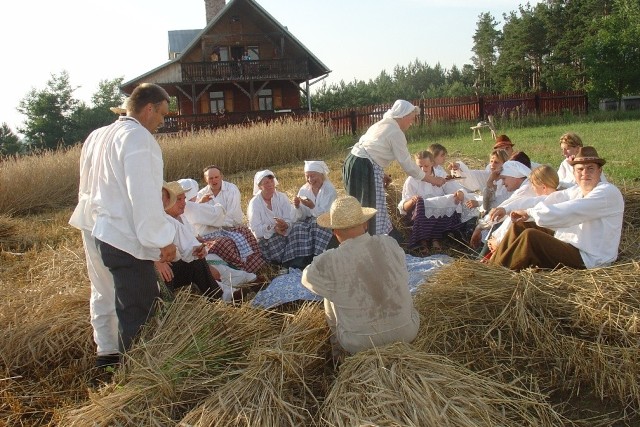 16 sierpnia w Oszkiniach odbywa się Święto Chleba, Miodu i Mleka. Świętują mieszkańcy wsi, okolic i wielu turystów, którzy przyjeżdżają tutaj specjalnie na obchody Matki Boskiej Zielnej.