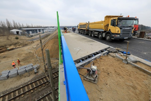 Nowy wiadukt przy przebudowywanej ulicy Łódzkiej w Toruniu przechodzi dziś próbę obciążeniową. Przypomnijmy, że w ramach inwestycji powstają dwa takie obiekty nad torami kolejowymi. Każdy z nich będzie miał długość prawie 38 m. Pierwszy z nich, tzw. południowo-zachodni, będzie miał szerokość 9 m, a drugi - po stronie północno-wschodniej - 12,7m. Do ich wybudowania zostanie zużyte 1200 m sześc. betonu i 110 ton stali. Na szerszym wiadukcie oprócz ruchu pojazdów zostanie wytyczony ciąg pieszo-rowerowy, na węższym będzie dopuszczony tylko ruch kołowy. Przebudowa Łódzkiej zakończy się 21 października. Inwestycja kosztuje 16,8 mln zł., z czego 85% zostanie pokryte ze środków unijnych.Polecamy:Najlepsze toruńskie restauracje TOPMistrzowie parkowania w ToruniuSkąd się wzięły nasze nazwiskaInterwencje toruńskich policjantów w nieoznakowanym radiowozie BMWNowosciTorun  