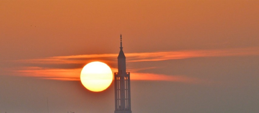 Zachodzący Białystok. Kościół, dźwig, apartamenty. Zobacz zachody słońca o różnych porach roku widziane z jednego miejsca w Białymstoku