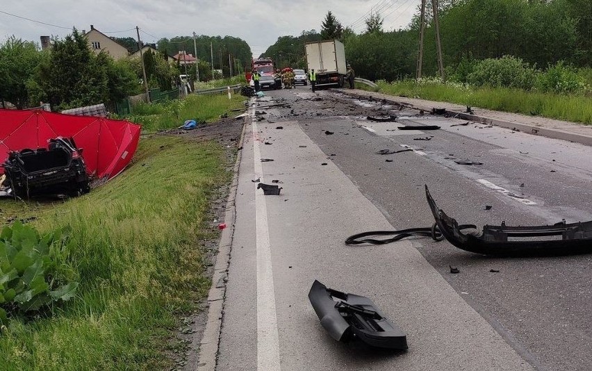 Wypadek w Glinie, powiat ostrowski. 27.05.2022 doszło do zderzenia audi z ciężarówką. Zdjęcia