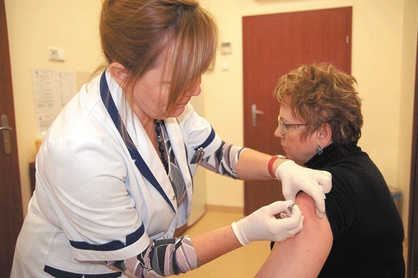 Grażyna Wajsowicz ze szczecineckiego Podimedu wczoraj zaszczepiła przeciwko grypie panią Zdzisławę, która zabezpiecza się w ten sposób już  piąty  rok. Podimed opiekuje się 28 tysiącami osób, a co roku szczepi się tu tylko nieco ponad tysiąc. 