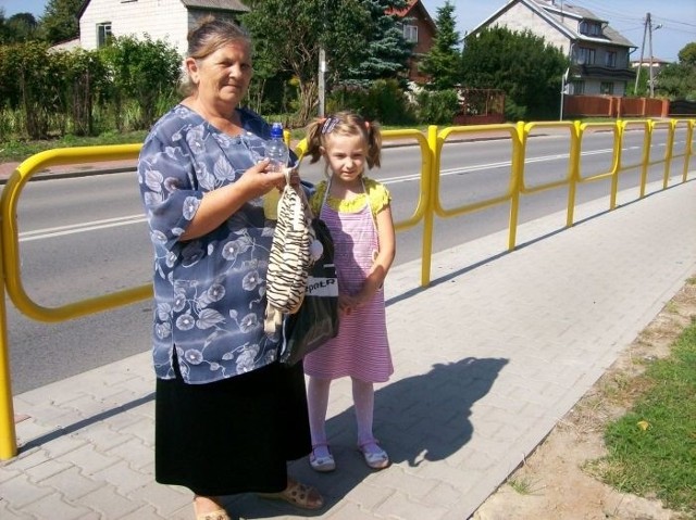 - Sama odprowadzam wnuczkę do szkoły. Na szosie jest duży ruch &#8211; mówi Marianna Rygalska, spotkana z wnuczką Roksaną przed szkołą w Skrzyńsku.