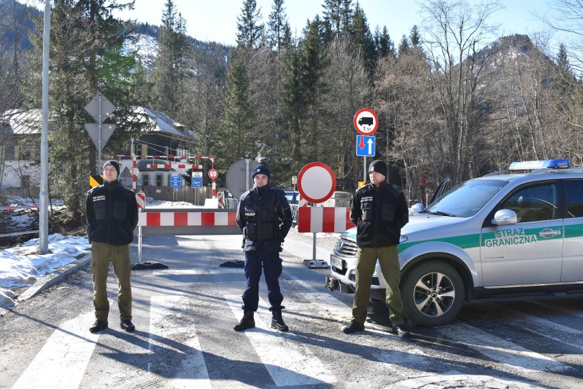 Koronawirus Podhale. Granice zostały zamknięte. Patrole straży granicznej, wojsko i policja blokują przejazd