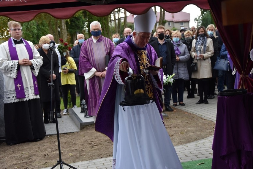 Pogrzeb ks. prałata Andrzeja Miszewskiego. Urna ze szczątkami znanego kapłana złożona na cmentarzu w Chmielnie