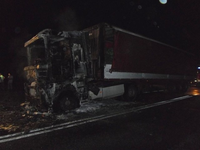 Tyle zostało z ciężarówki, która nocą zapaliła się w Chlewicach.