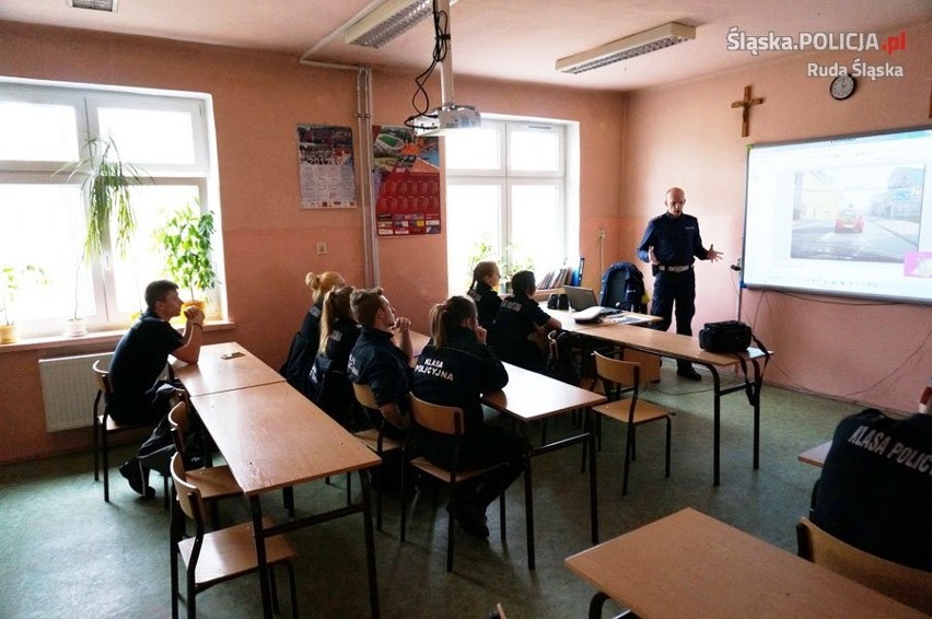 Rudzcy policjanci rozmawiali o bezpieczeństwie z uczniami...